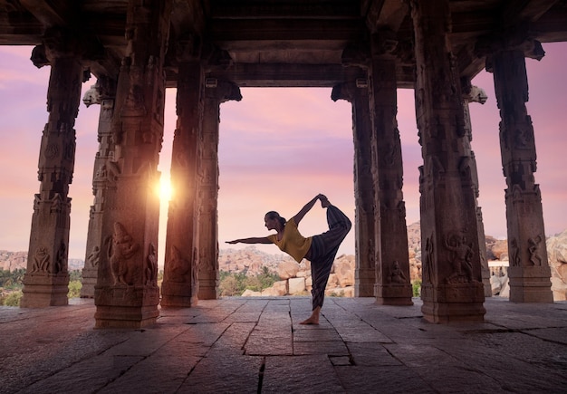 Yoga no templo de Hampi