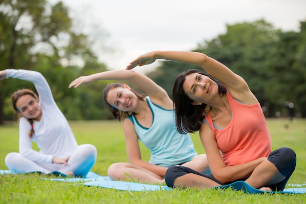 Yoga en park.family pareja ejercicio al aire libre