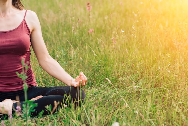 Yoga en el parque, naturaleza. conceptos de salud