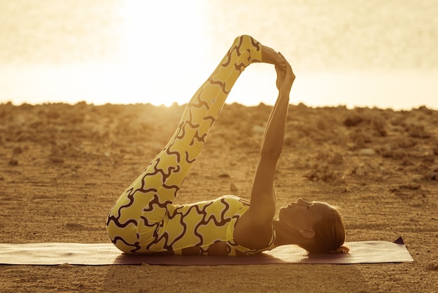 Foto yoga-praxis bei sonnenaufgang