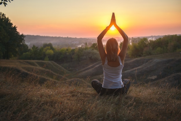 Yoga-Praxis bei Sonnenuntergang