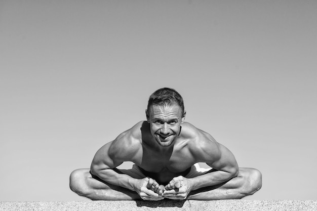 Yoga-Praxis hilft, Harmonie und Gleichgewicht zu finden Mann, der Yoga praktiziert, blauer Himmelshintergrund Erreichter Seelenfrieden Meditations- und Yoga-Konzept Yoga hilft, Gleichgewicht zu finden und sich mit der Natur zu vereinen