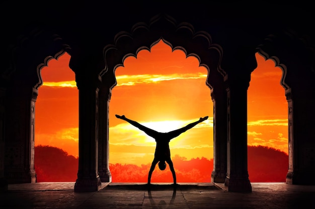 Yoga-Silhouette im Tempel