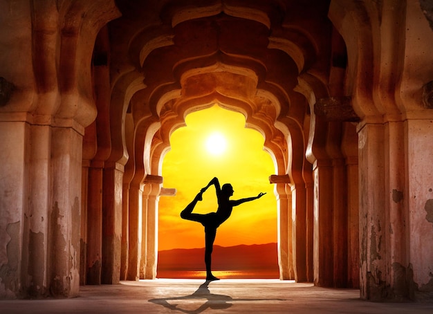 Yoga-Silhouette im Tempel