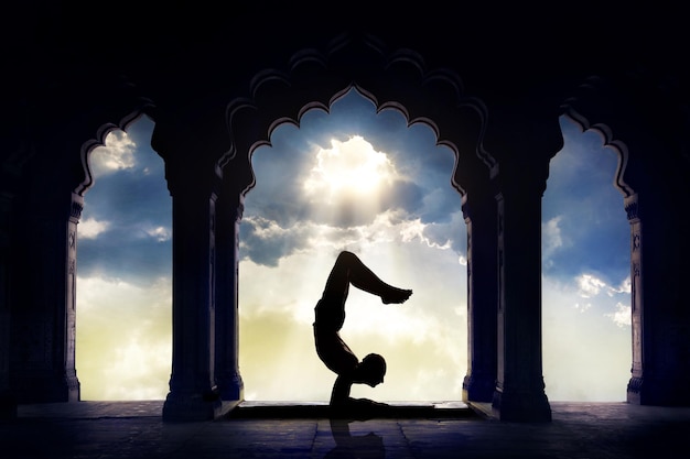 Yoga-Silhouette im Tempel