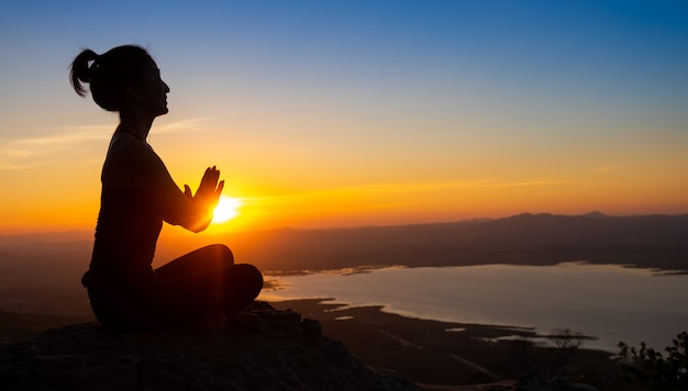 Yoga de silueta en la montaña