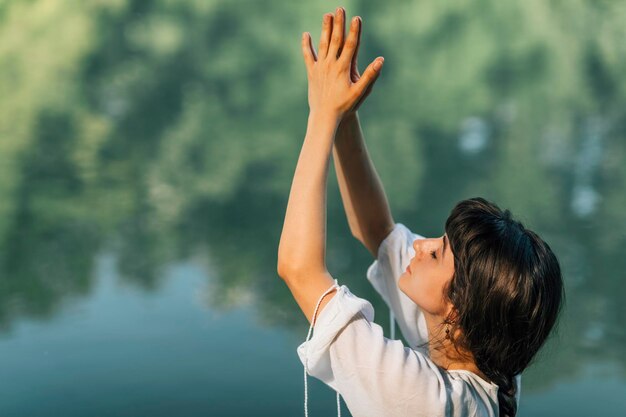 Yoga-Sonnengruß am Wasser