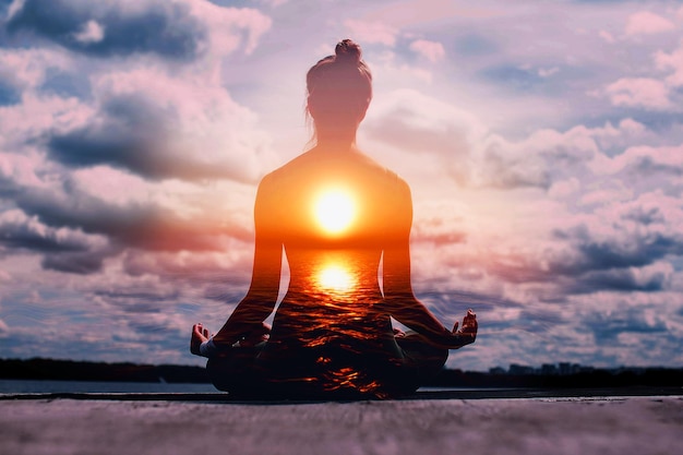 Yoga-Tag-Konzept Bild mit Mehrfachbelichtung Frau praktiziert Lotus Asana bei Sonnenuntergang