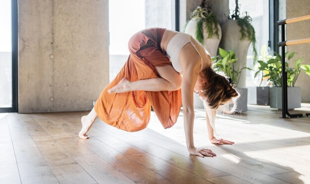 Yoga-Trainerin des flexiblen Body-Aerobic-Fitnessclubs beim Training