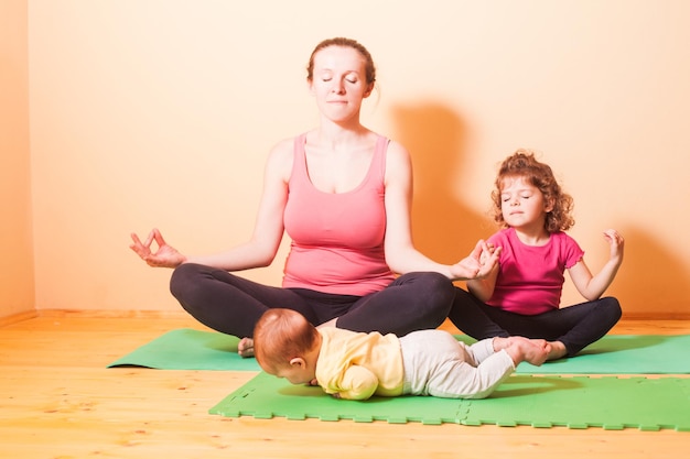 Foto yoga-übungen für zu hause