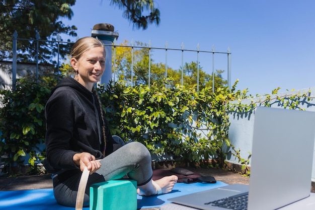 Yogalehrer lächelt und unterrichtet Yoga-Kurse in einem Online-Kurs. Psychische Gesundheit.