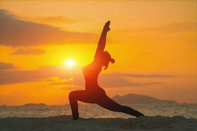 Yogamädchen auf dem Strand