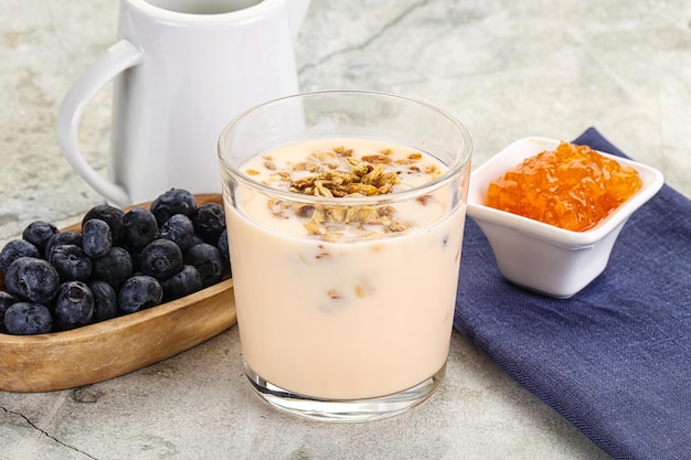 Yoghurt con granola y arándano