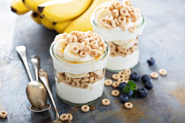 Yoghurt parfait con cereales y plátano