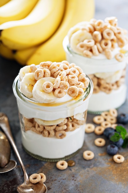 Yoghurt parfait con cereales y plátano