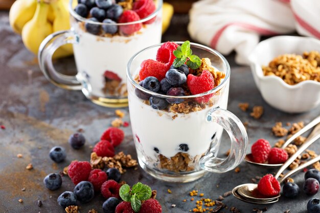 Yoghurt parfait con granola y bayas frescas