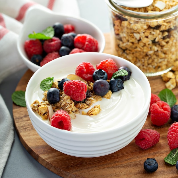 Yoghurt sencillo con granola en el lado