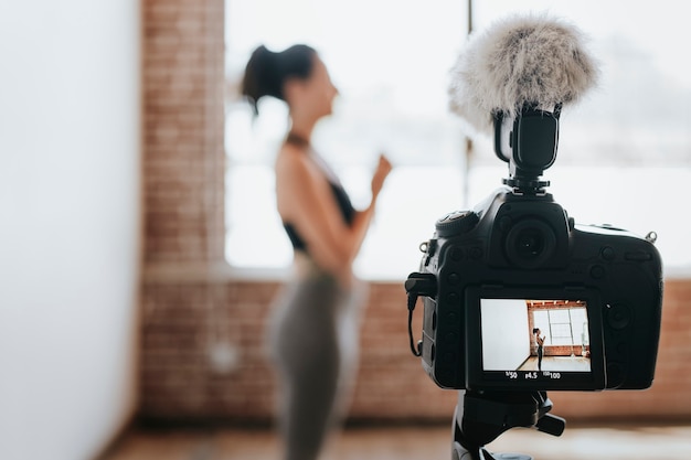 Foto yogini filmando-se em um estúdio