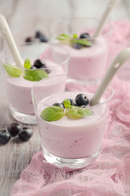 Yogur de arándanos casero con arándanos y menta.