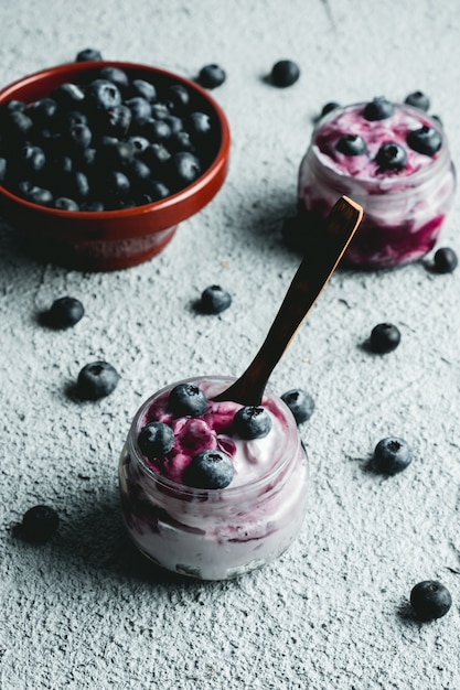 Yogur de arándanos casero en recipientes de vidrio, desayuno saludable,