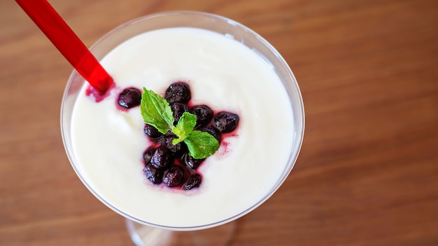 Yogur de arándanos en un fondo de madera.