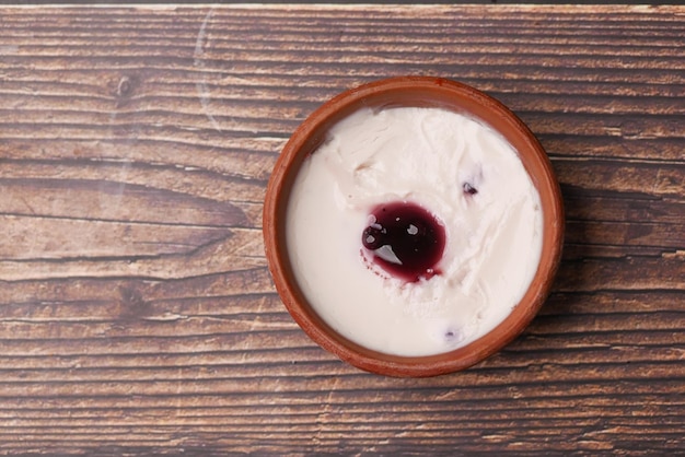 Yogur de arándanos frescos en un recipiente sobre la mesa