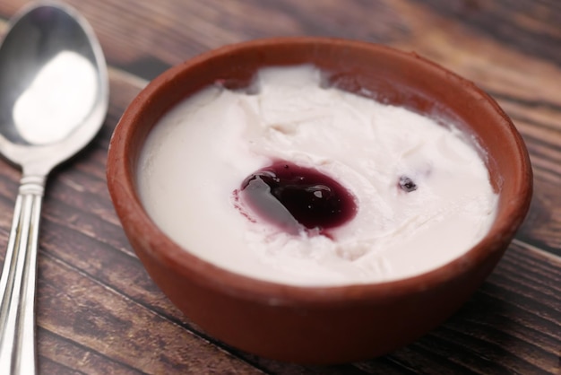 Yogur de arándanos frescos en un recipiente sobre la mesa