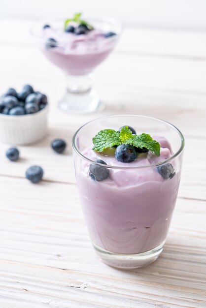 yogur con arándanos frescos