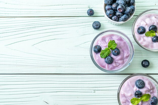 yogur con arándanos frescos