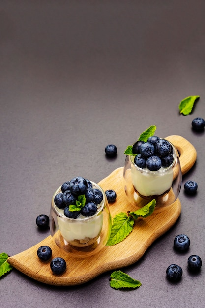 Yogur con arándanos y semillas de chía en tabla de cortar