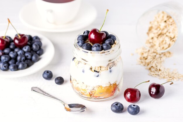 Yogur con Avena Frutas y Bayas Dieta Saludable Desayuno Rústico