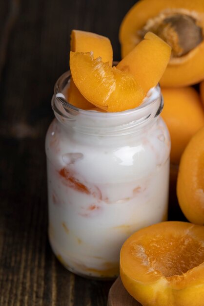 Yogur con bayas frescas y mermelada de albaricoque