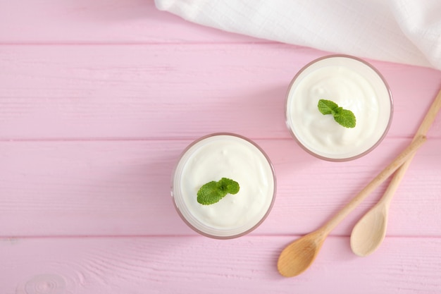 Foto yogur blanco natural en la mesa yogur griego snack saludable