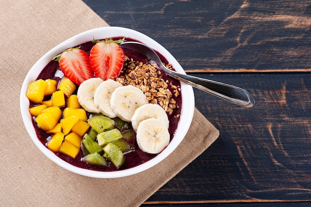 Yogur brasileño en bol acompañado de frutas tropicales