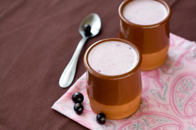 Yogur casero con bayas en un bol de cerámica