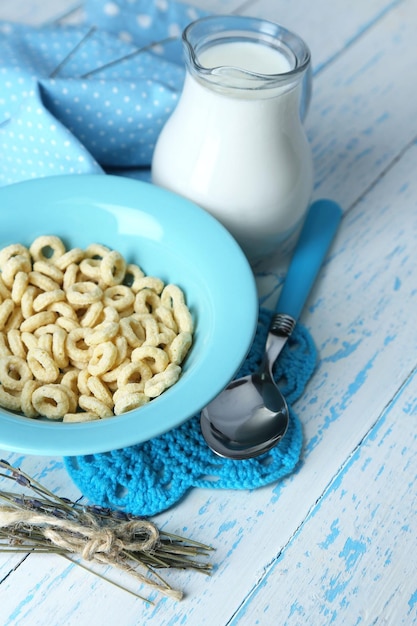 Foto yogur casero y deliciosos cereales en un tazón sobre fondo de mesa de madera