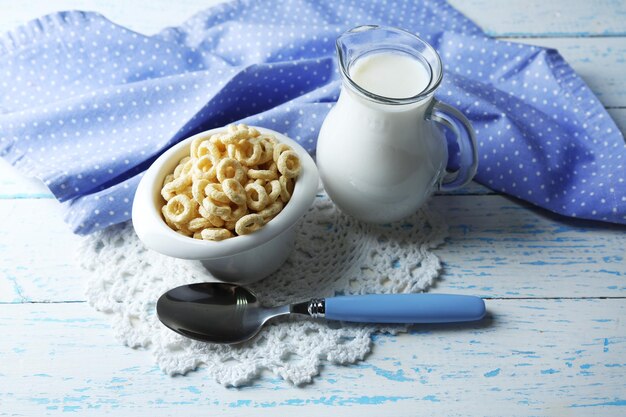 Yogur casero y deliciosos cereales en un tazón sobre fondo de mesa de madera
