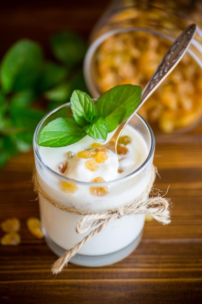 Yogur casero dulce con pasas en un vaso