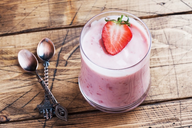 Yogur casero con fresas frescas en vasos en una madera. Enfoque selectivo. Copia espacio