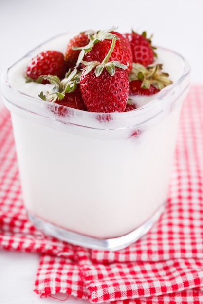 Foto yogur casero con fresas frescas.