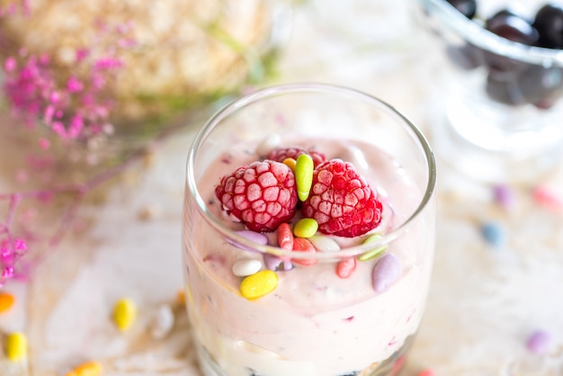 Yogur casero con granola, frutas secas y frutos secos con la mayoría de las semillas saludables.