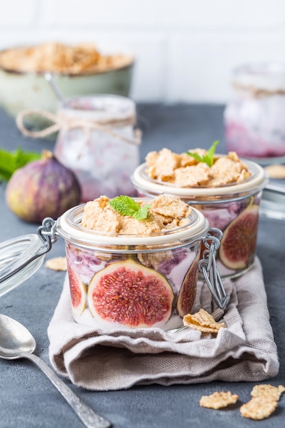 Yogur casero saludable en bote de cristal con cereales