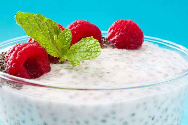 Yogur de chía con frambuesas en azul