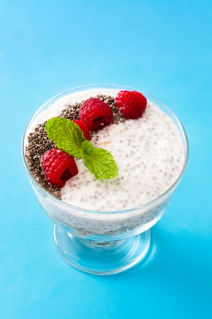 Yogur de chía con frambuesas en azul