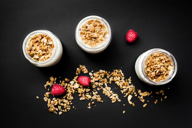 Foto yogur de desayuno saludable con granola y mermelada