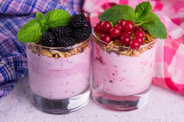 Yogur de dos bayas con granola Closeup