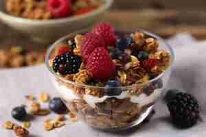 Foto yogur con fresa desayuno saludable muesli de granola fresca con yogur y bayas
