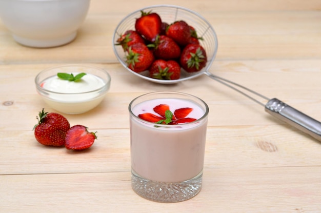 Yogur de fresa e ingredientes para su elaboración