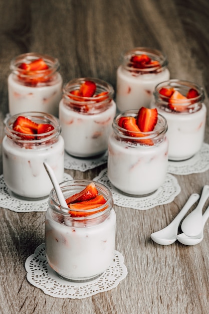 Yogur y fresa en un frasco de vidrio. Postre saludable de verano.