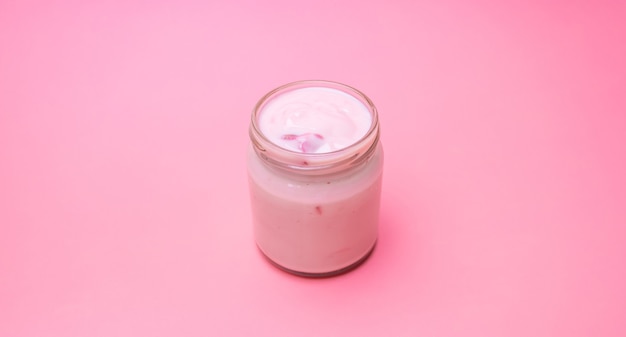 Yogur de fresa en rosa